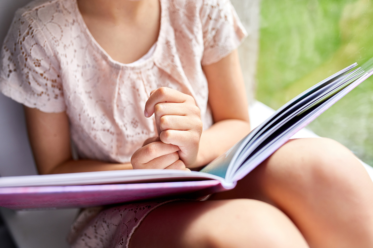 Kind liest Buch